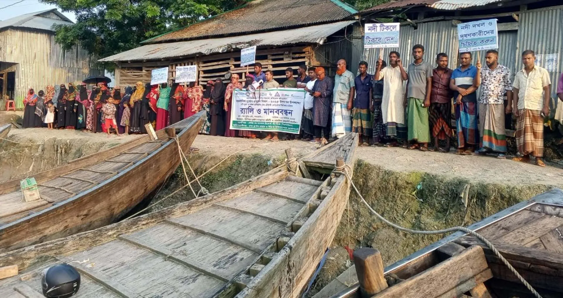 টেকসই বেড়িবাঁধের দাবিতে পাথরঘাটায় নদীর পারে মানববন্ধন 